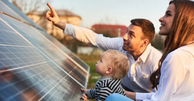 vader en kind bij zonnepanelen
