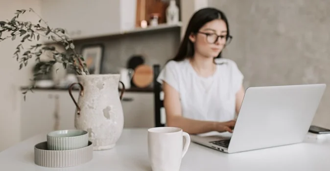 vrouw op laptop