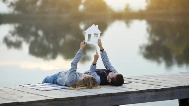 stel liggendv op steiger droomt over huis