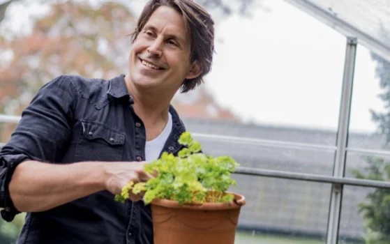 lodewijk hoekstra in tuin