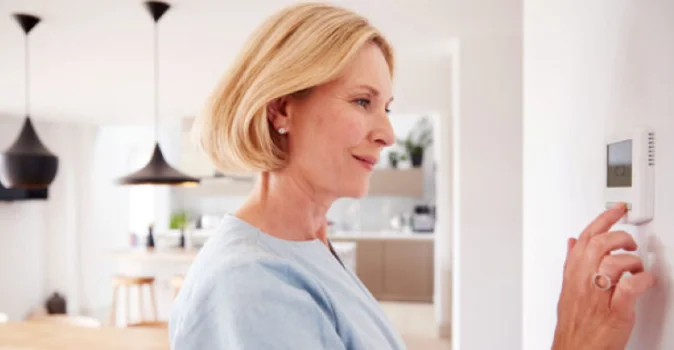 vrouw zet verwarming aan/uit