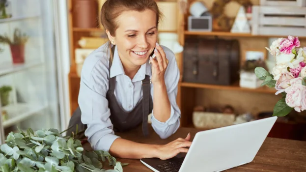 zzp'er in winkel achter laptop